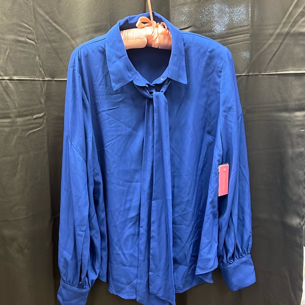 New fitted blouse in a very beautiful color.